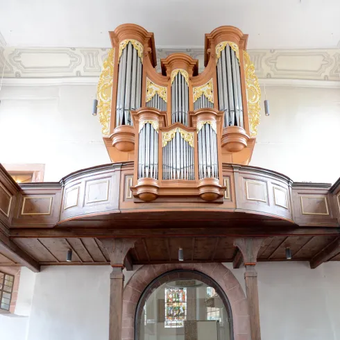 Orgel in der prot. Kirche mit Empore und Eingangsportal
