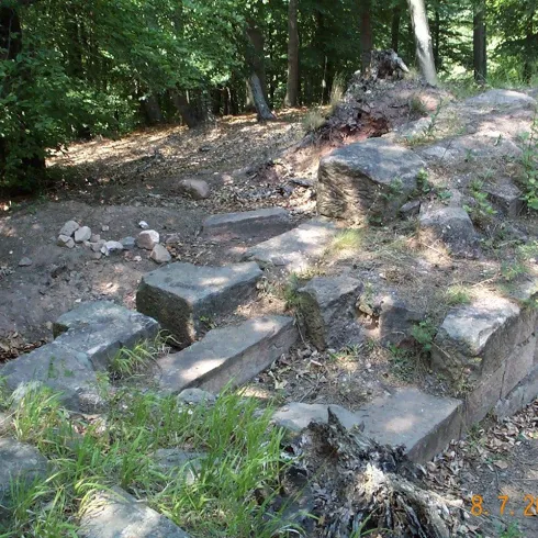 Burg Perlenburg Bann 1 (© VG Landstuhl) Burg Perlenburg Bann 1 (© VG Landstuhl)
