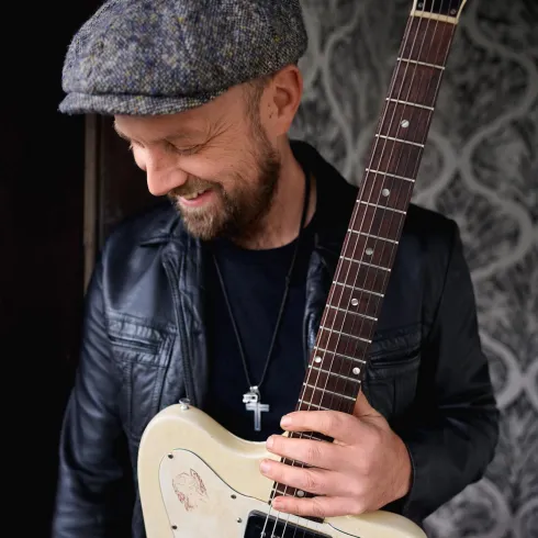 Gitarrist und Sänger Henrik Freischlader.