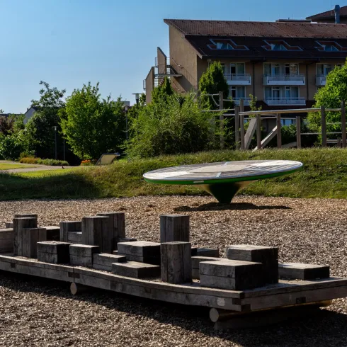 Spielgeräte im Hintergrund die Parkklinik