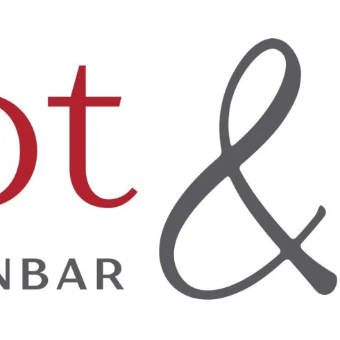 Ein elegantes Logo für eine Weinbar und ein Restaurant namens "pinot & co." Es vermittelt eine einladende Atmosphäre und kulinarische Genüsse.