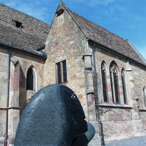 Kopf vor Schlosskirche