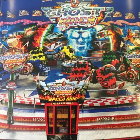 Ein Vergnügungspark-Thema mit dem Titel "Ghost Rider". Es gibt bunte Fahrgeschäfte und ein aufregendes Design im Hintergrund.