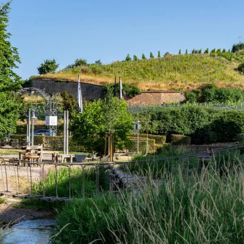 Wasserspielplatz mit Hängebrücke