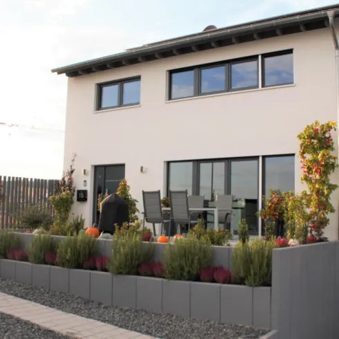 Hausansicht mit Zugang zur Ferienwohnung (rechts)