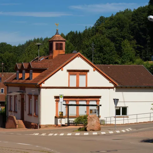 Dorfgemeinschaftshaus mit Bushaltestelle Darstein (© Stephanie Ser)