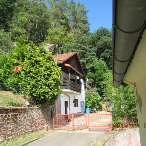 Einfahrt (© Archiv: Ferienhaus am Felsen) Einfahrt (© Archiv: Ferienhaus am Felsen)