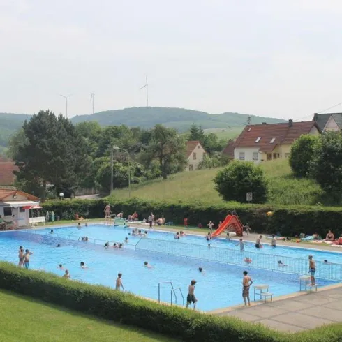 Freibad Bosenbach, Ansicht 1 (© Tourismusbüro Pfälzer Bergland)