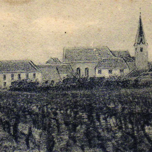 Ein historisches Dorf mit Gebäude und einer Kirche im Hintergrund. Die Landschaft ist von Weinreben umgeben.