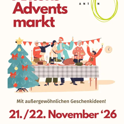 Ein bunter Adventsmarkt mit fröhlichen Menschen um einen Tisch. Im Vordergrund steht ein Weihnachtsbaum und es werden Geschenke angeboten.