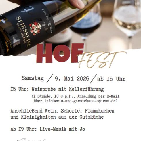 Ein einladendes Plakat für das HoF-Fest mit einem Wein und Gläsern. Es gibt eine Weinprobe, Live-Musik und verschiedene Speisen.