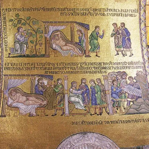 Ein kunstvolles Wandmosaik mit biblischen Szenen. Es zeigt verschiedene Figuren in lebhaften Farben auf goldenem Hintergrund.