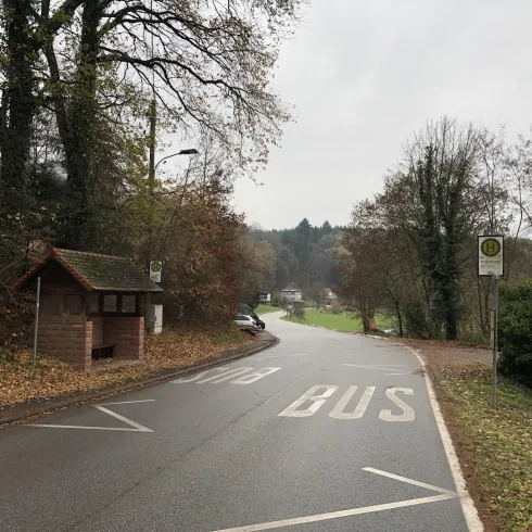 Bushaltestelle St. Germanshof (© Adrian Stilgenbauer)