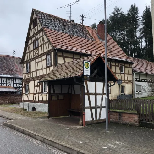 Bushaltestelle Bobenthal (© Adrian Stilgenbauer)