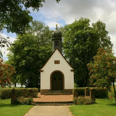 Kapelle m Vogelkirschen1