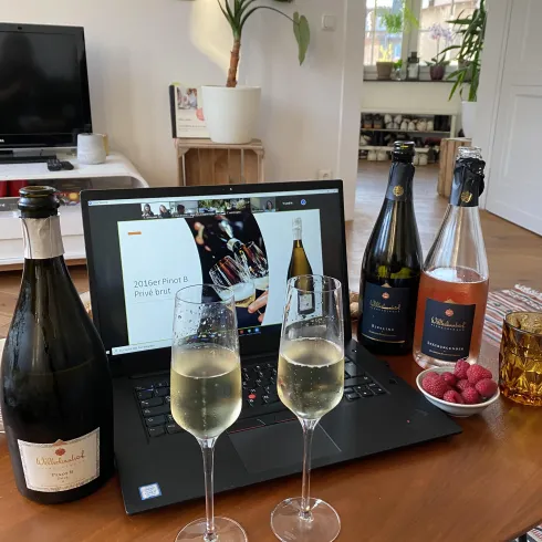 Sektprobe online@Home_Weingut_Wilhelmshof_Bio_Pfal Sektprobe online@Home_Weingut_Wilhelmshof_Bio_Pfal