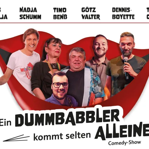 Eine Gruppe von sechs Comedians steht lächelnd vor einem großen roten Mund. Der Text beschreibt eine Comedy-Show namens "Ein Dummbabbler kommt selten alleine".