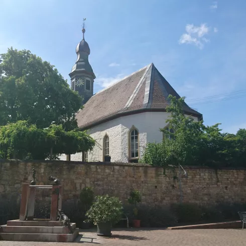 Dorfplatz und Kirche in Böchingen (© Nicola Hoffelder, Landau-Land)
