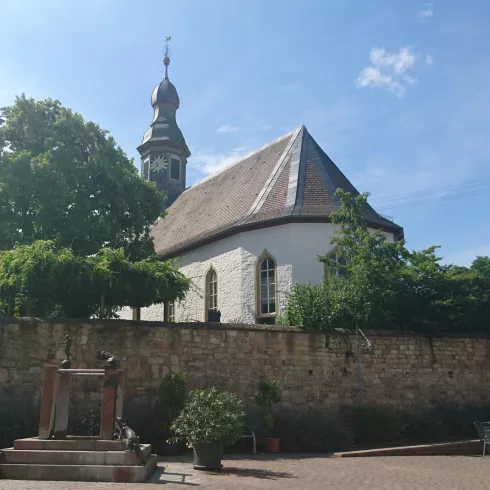 Dorfplatz und Kirche in Böchingen
