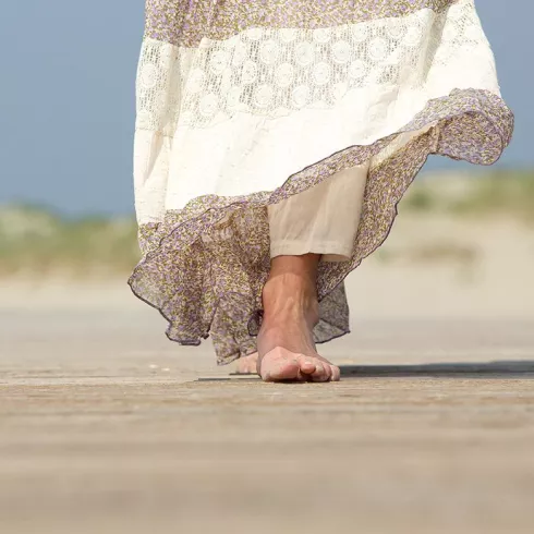 Frau im Sand (© Michaela Martin/ Bild von Envato)