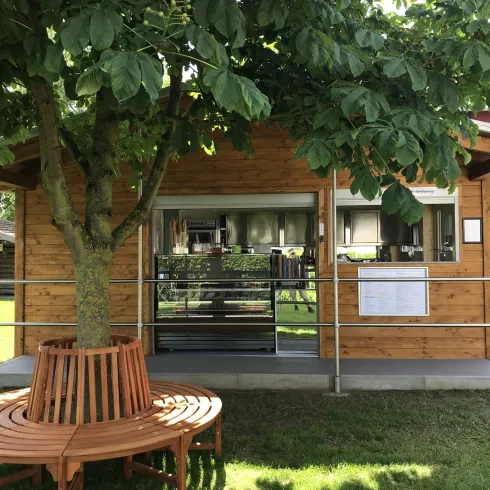 Eisheisel mit Sitzgelegenheit (© Martin Scholl)