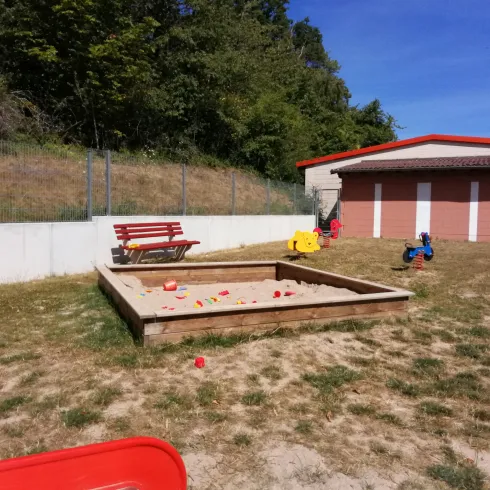 Sandkasten und Bänke