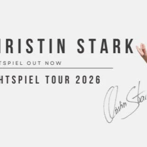 Eine Frau in einem eleganten weißen Kleid mit Tüllrock tanzt fröhlich. Im Hintergrund sind der Name und die Tourdaten von Christin Stark zu sehen.