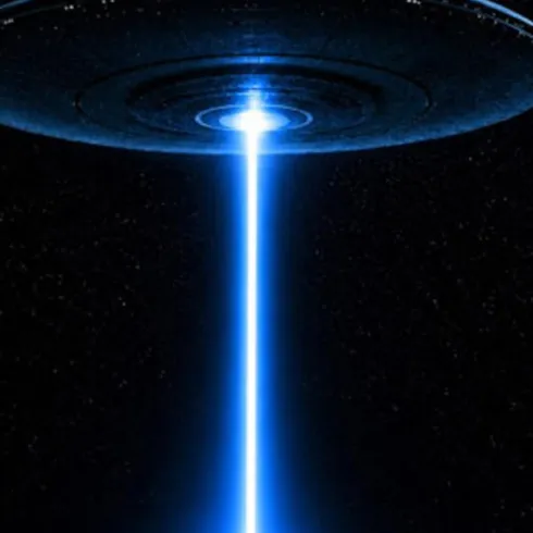 Ein UFO schwebt im Weltraum und sendet einen blauen Lichtstrahl aus. Der Hintergrund ist dunkel und sternenklar.