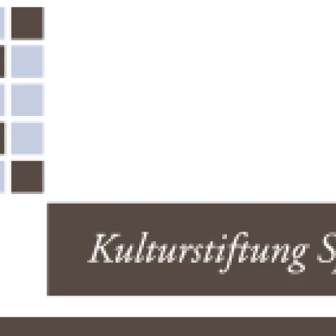 Das Bild zeigt das Logo der Kulturstiftung Speyer. Es besteht aus einem grafischen Muster und dem Schriftzug in eleganter Schrift.