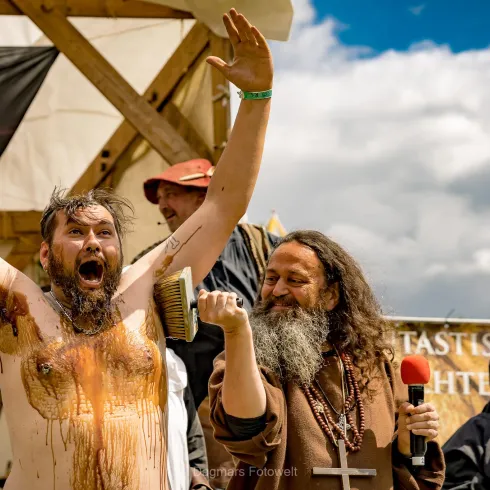 Bruder Rectus beim Teeren und Federn (© Mittelalterlich Phantasie Spectaculum)