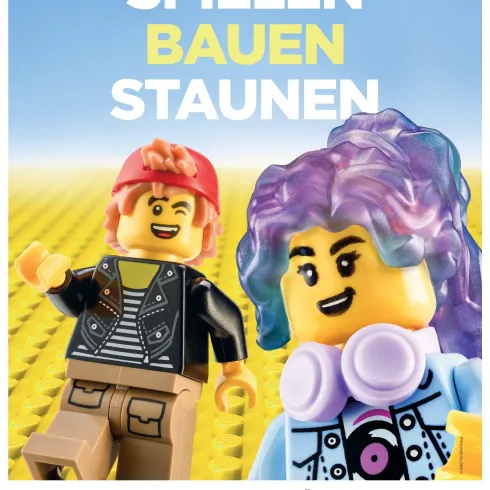 Zwei LEGO-Figuren stehen vor einer bunten Kulisse. Der Text kündigt die LEGO®-Veranstaltung im Historischen Museum der Pfalz Speyer an.