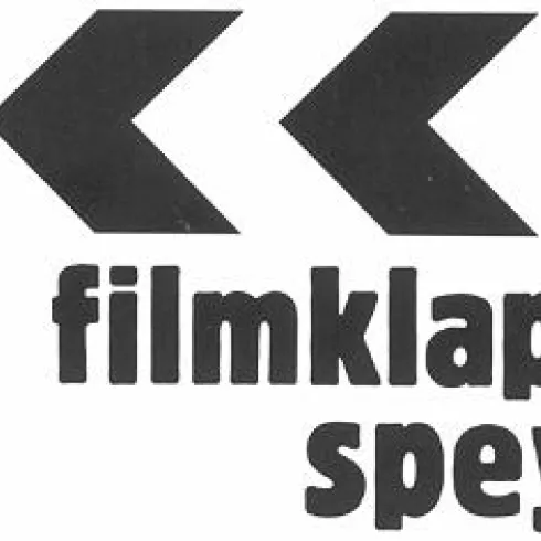 Das Bild zeigt einen Filmklappen-Stil mit drei Pfeilen auf der linken Seite. Darunter steht der Schriftzug „filmklappe speyer“.
