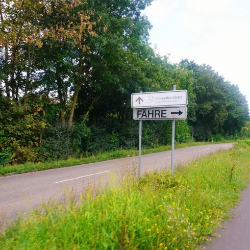 Wegweiser ab Straße (© Stadt Speyer  Schmitt)