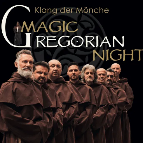 Eine Gruppe von Männern in Mönchskleidung steht in einer Reihe. Im Hintergrund ist der Schriftzug "Magic Gregorian Night" zu sehen.