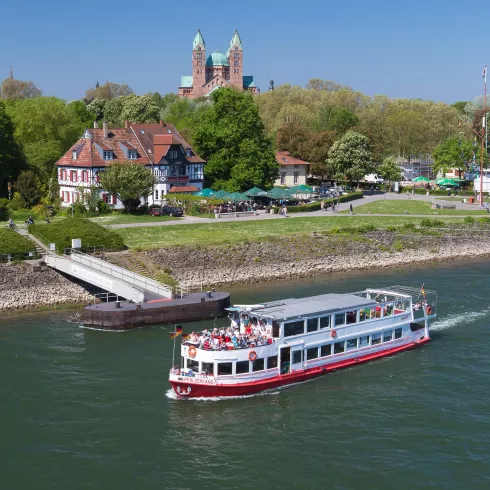 Fahrt auf dem Rhein (© Michael Varelmann) Fahrt auf dem Rhein (© Michael Varelmann)