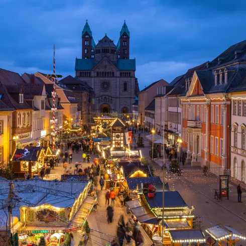 Weihnachts- und Neujahrsmarkt Speyer Stände (© Pfalz Touristik e.V., Heimatlichter GmbH)