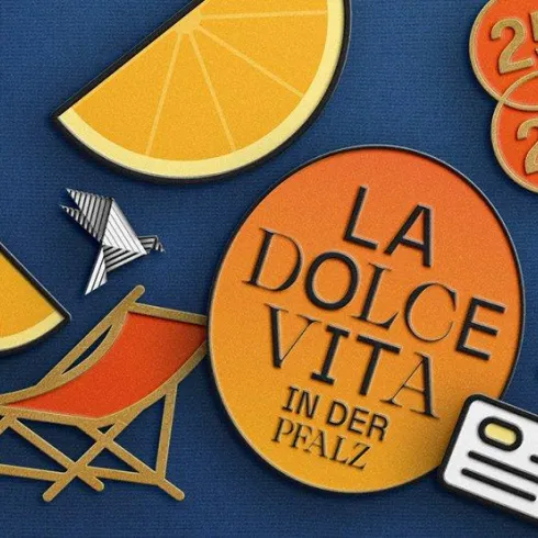 Ein farbenfrohes Design mit dem Schriftzug „LA DOLCE VITA IN DER PFALZ“. Diverse Symbole wie Orangen, eine Liege und Musiknoten verleihen dem Bild Urlaubsstimmung.