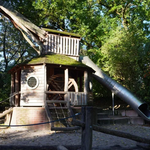 Kletterburg mit Rutsche (© Stadt Speyer, Tourist-Information)