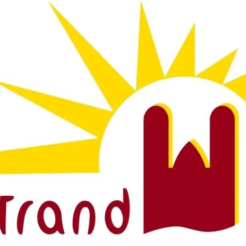 Ein farbenfrohes Logo mit der Aufschrift „Rheinstrand Speyer“. Es zeigt eine Sonne hinter einer stilisierten Darstellung.