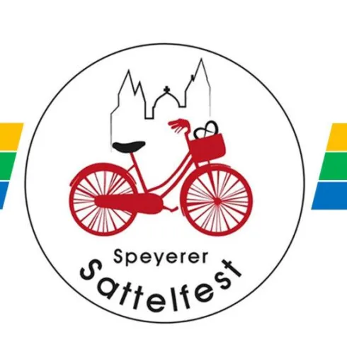 Ein Logo für das Speyerer Sattelfest mit einem roten Fahrrad und der Silhouette von Gebäuden im Hintergrund. Es enthält auch farbige Streifen in Blau, Grün und Gelb.
