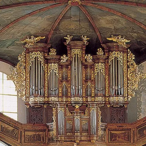 Eine beeindruckende Kirche mit einer schönen Orgel und kunstvollen Deckenmalereien. Die hohen Fenster lassen viel Licht herein und verleihen dem Raum eine besondere Atmosphäre.
