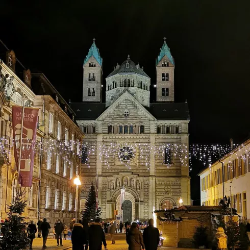 Weihnachtsmarkt mit Blick auf Dom (© Steffi Braun)