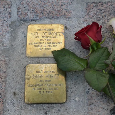 Stolpersteine Speyer mit Rosen (© Klaus Landry)