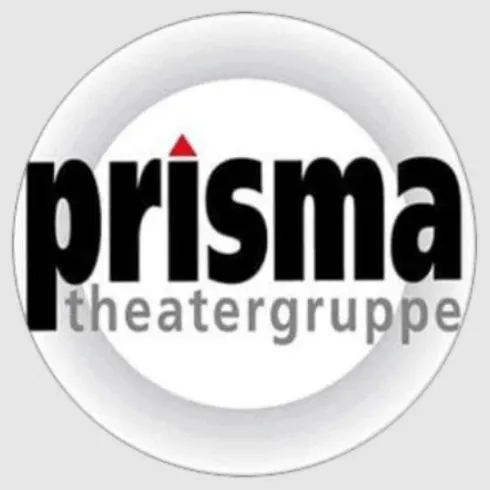 Ein Logo der Theatergruppe Prisma. Es zeigt den Namen in großen schwarzen Buchstaben mit einem roten Symbol.