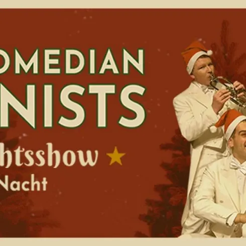 Eine Weihnachtsaufführung mit Komikern und Musikern in festlichen Kostümen. Der Hintergrund zeigt Weihnachtsbäume und vermittelt eine festliche Stimmung.