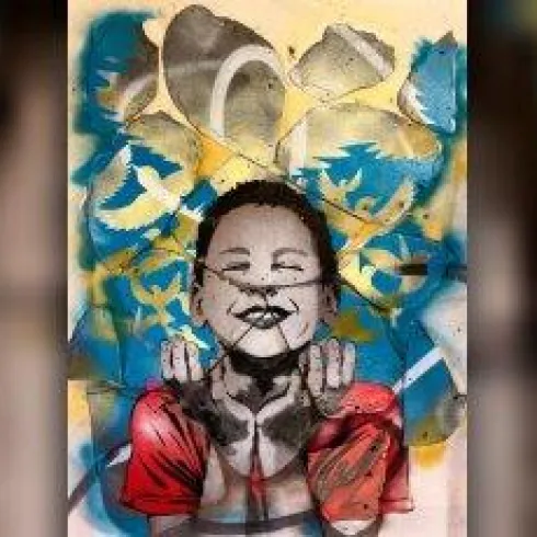 Ein buntes Wandgemälde zeigt eine lächelnde Person mit gefalteten Händen. Im Hintergrund sind lebendige Farben und abstrakte Muster zu sehen.