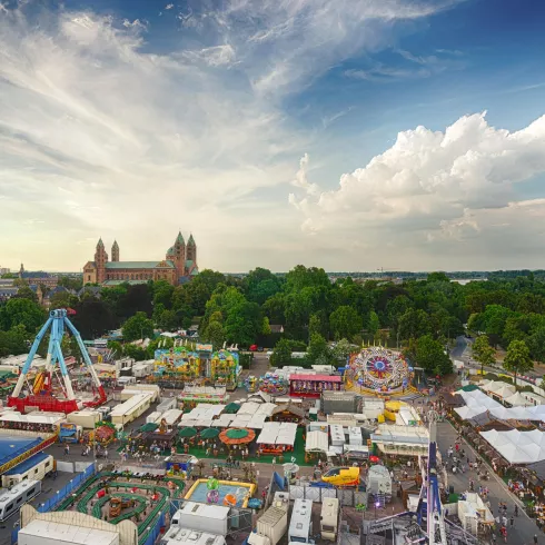 Herbstmesse Festplatz (© AdobeStock) Herbstmesse Festplatz (© AdobeStock)