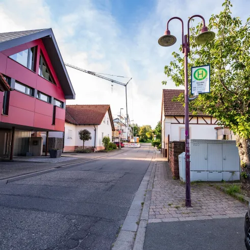 Bushaltestelle Steinfeld Kirche (© Tourismusverein Bad Bergzaberner Land e.V.)