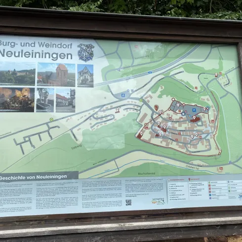 Eine Karte von Neuleiningen mit Informationen über die Burg und das Weindorf. Die Sehenswürdigkeiten und die Geschichte der Region sind übersichtlich dargestellt.