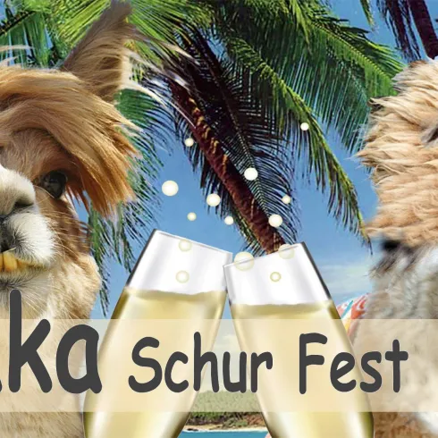 Ein fröhliches Alpaka-Schur-Fest mit zwei Alpakas, die fröhlich in die Kamera schauen. Im Hintergrund sind Palmen und zwei Sektgläser zu sehen.